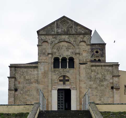 Santa-Giusta-cathedrale-Sta-Giulia-facade