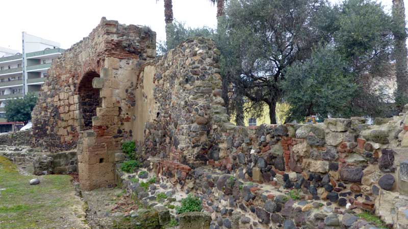 Oristano : vestiges de-rempart et porte
                  San-Antonio