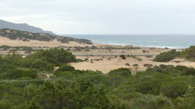 Depuis la petite route, les dunes de Piscinas
                    inaccessible de ce côté