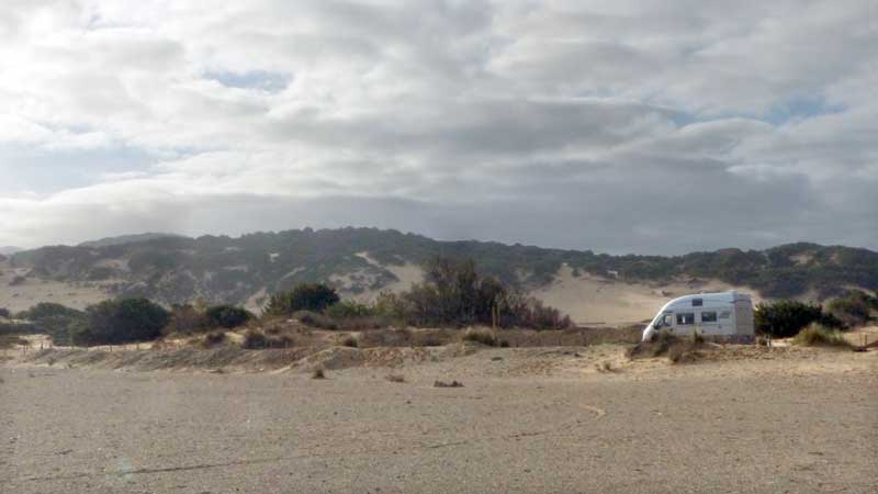 Bivouac
                    devant les dunes