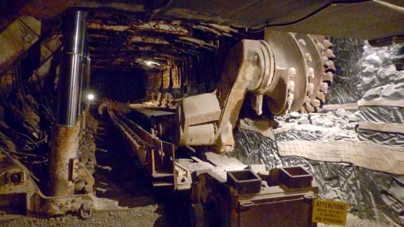 Foreuse installée dans une galerie de la mine
                    de Carbonia