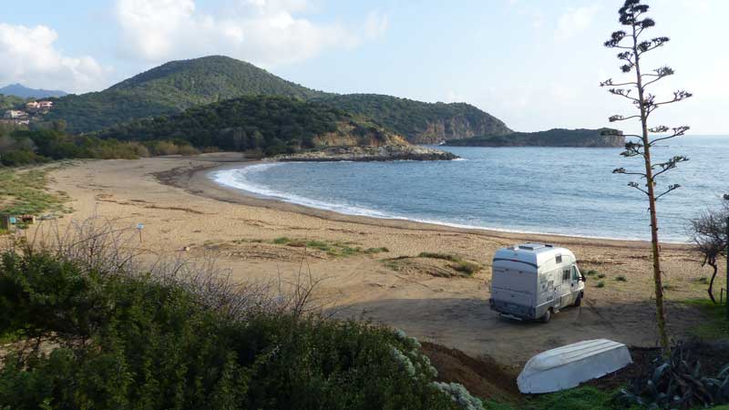 Chia-bivouac-sur-la-plage-Est