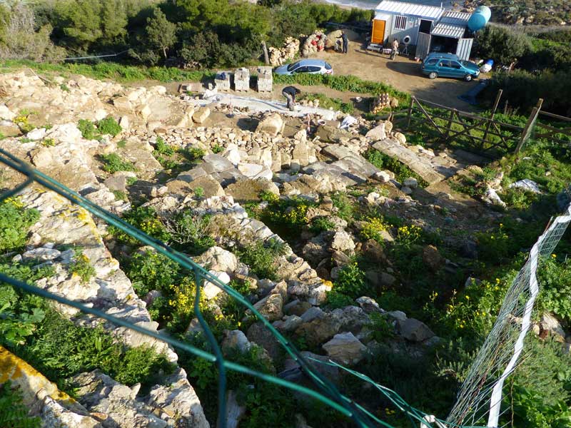 Au pied de la tour, les travaux de
                      consolidation de l'acropole de Bithia