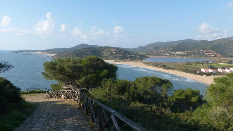 Chia : la
                  plage ouest au pied de la tour catalane