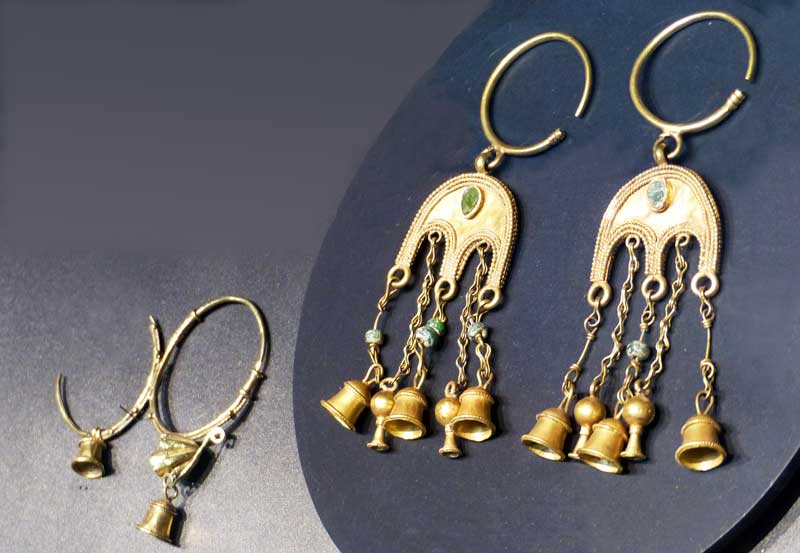 Boucles d'oreille en or et perles vitrifiées
                  (Bruncu S'Olia, 6ème-7ème s. av. J-C)