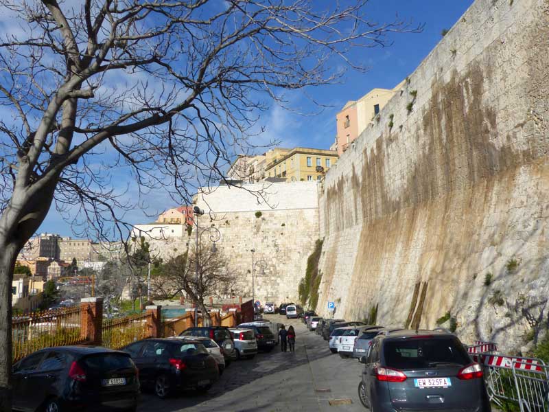 Cagliari:
                  Via Spano, au pied de la Haute Ville