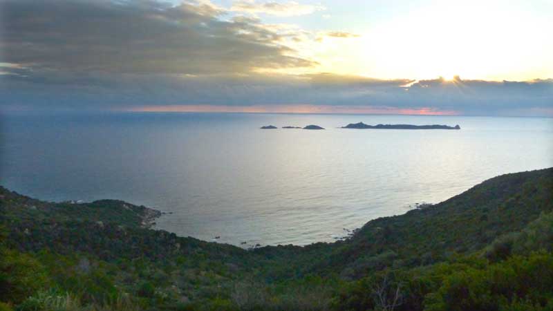 Soleil
            levant sur l'île Serpentara