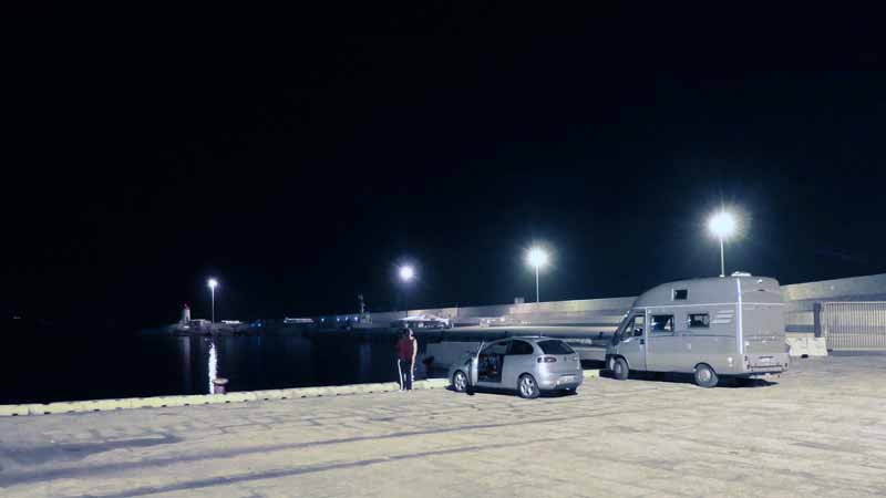 Bivouac sur le quai d'Arbatax en arrivant à la nuit