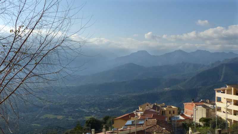 Baunei au balcon : vue sur les montagnes de l'intérieur
            de la Sardaigne