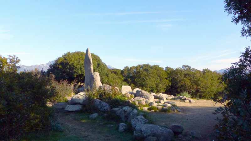 S'Ena 'e
                  Thomes : en vue du monument