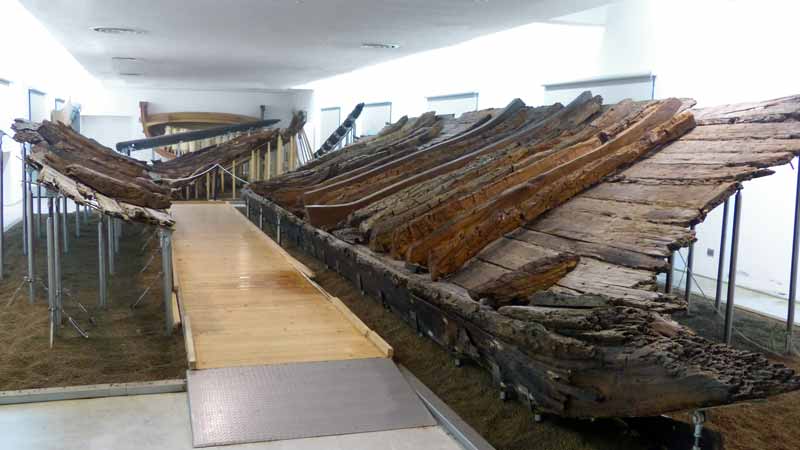 Musée archéologique d'Olbia: restes de navires
                  romains antiques 450-ap.JC