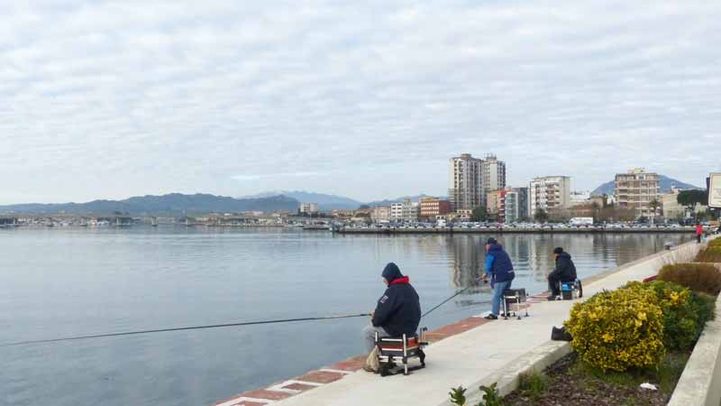 Olbia-les-pecheurs-a-la-ligne-et-la-ville