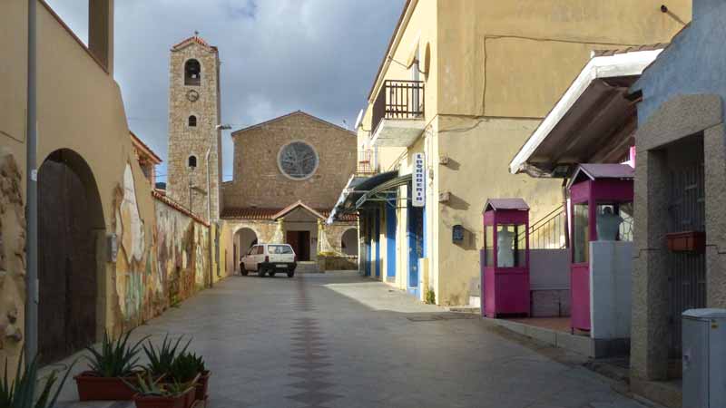 Cannigione : la rue menant à l'église