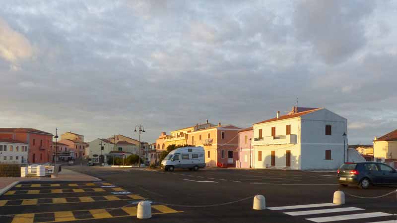 Santa Teresa Gallura : bivouac sur la place
                  devant les Bouches de Bonifaccio