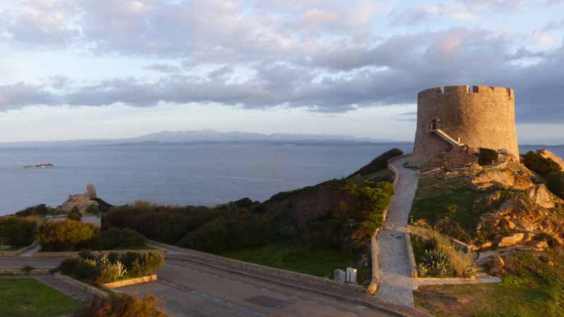 Santa Teresa Gallura : la Torre di Longosardo
                    et la Corse