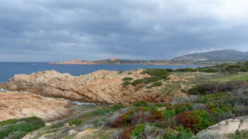 La côte rocheuse au nord d'Isola Rossa