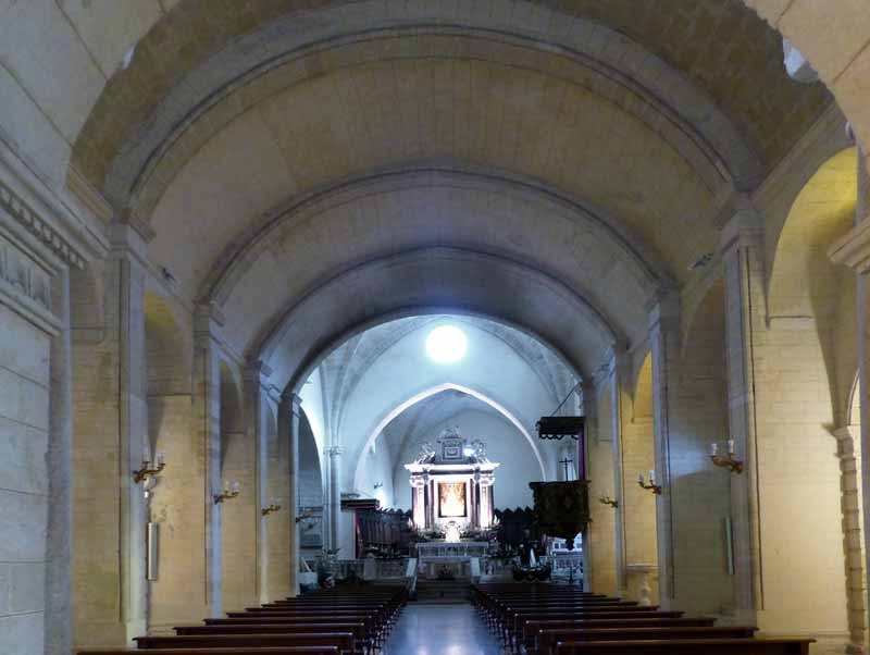 Nef de la cathédrale San-Antonio-Abate vers l'autel