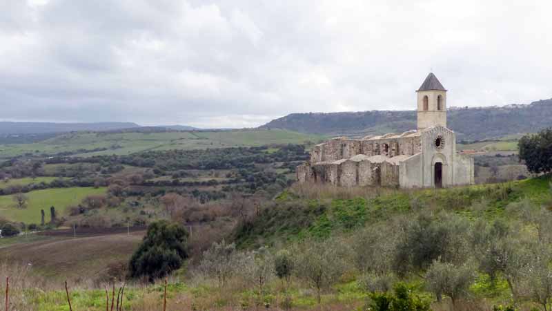 Martis : San-Pantaleo (XIVème) au-dessus de
                      la vallée du Rio