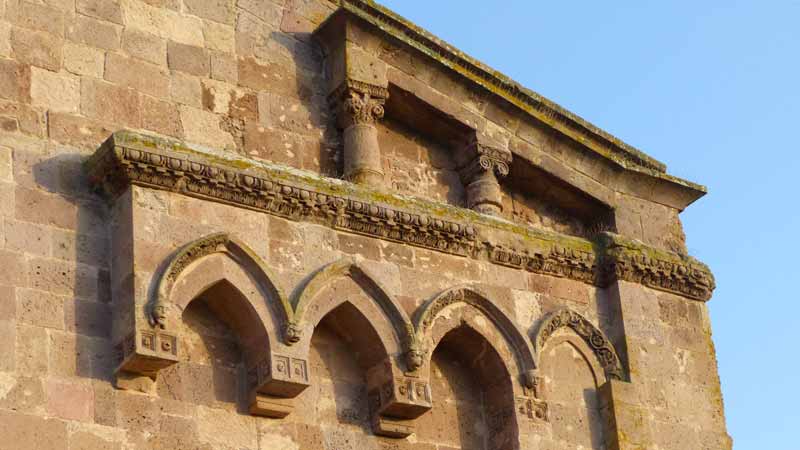 Sant'Antioco di Bisarcio : arcatures de la Chambre de
            l'évêque