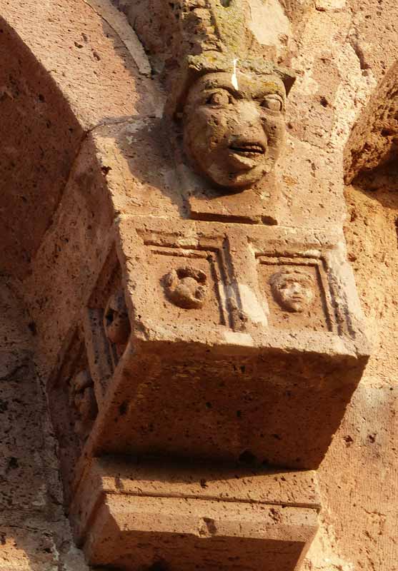 Sant'Antioco di Bisarcio : base sculptée
                        des arcatures