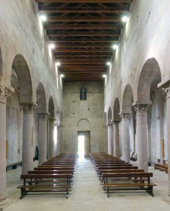 Nef
                  de Sant'Antioco-di-Bisarcio vers l'entrée