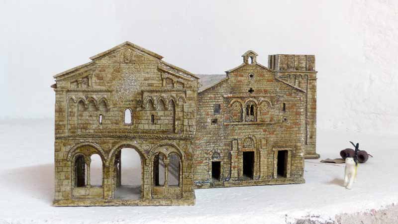 Sant'Antioco di Bisarcio maquette de la façade
              primitive et de l'avancée ultérieure complète