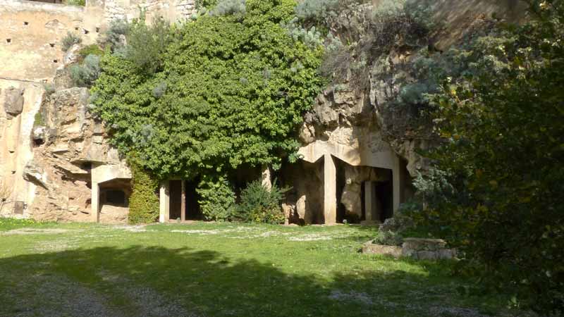 Entrée des Grottas-di-San-Michele sous le rocher