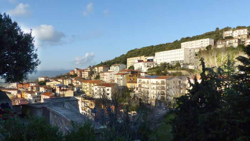 Ozieri en amphithéâtre au soleil du soir