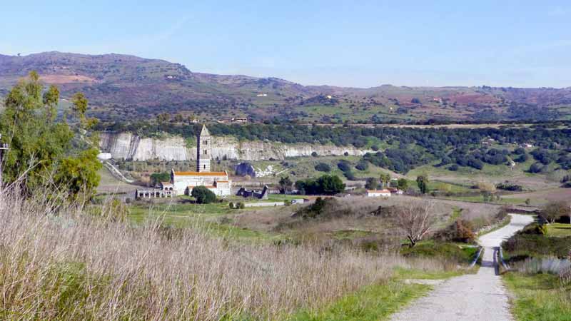 Santissima Trinita di Saccargia : l'abbatiale
                  dans son vallon