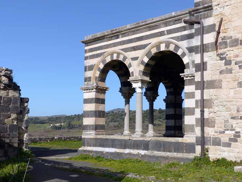 Santissima-Trinita-di-Saccargia : le porche