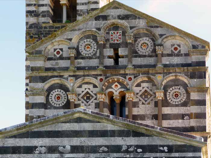 Détail de la façade de la Santissima Trinita di
                  Saccargia