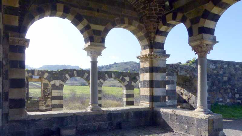 Santissima-Trinita-di-Saccargia : inétrieur du
                porche