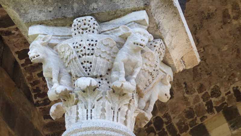 Santissima Trinita di Saccargia : chapiteau du porche