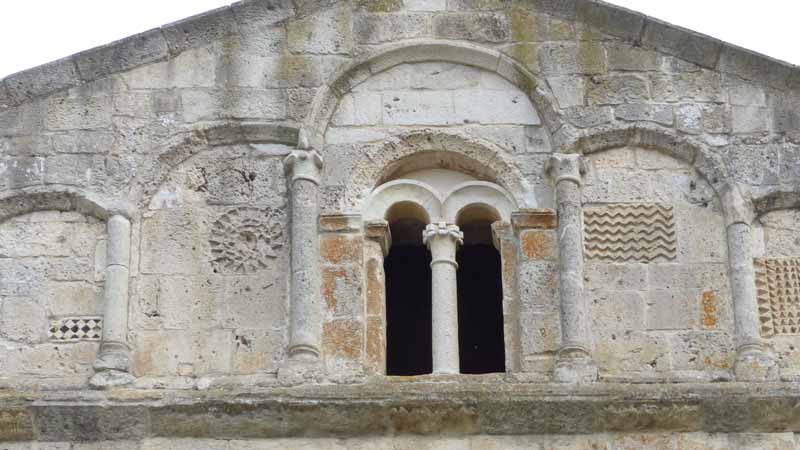 San-Michele-de-Plaiano-detail-haut-de-la-facade