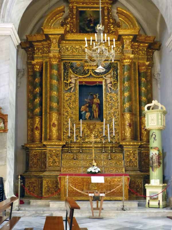 Santa-Maria-di-Betlem : chandelier dans une
                    chapelle latérale