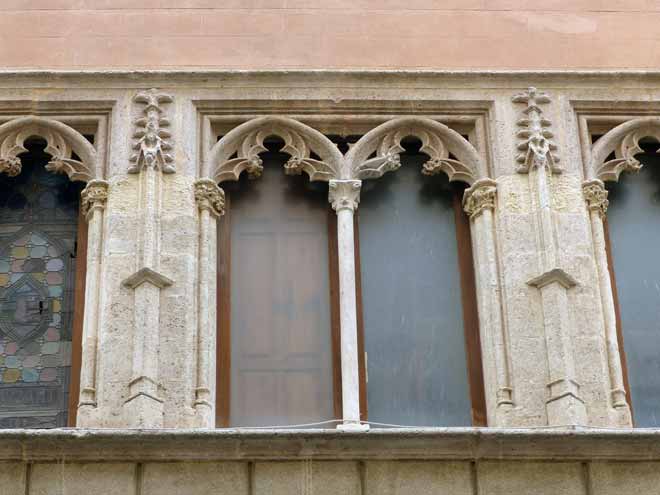 Corso Vittorio Emanuele II Casa Farris - fenetres
                  geminées gothique catalan