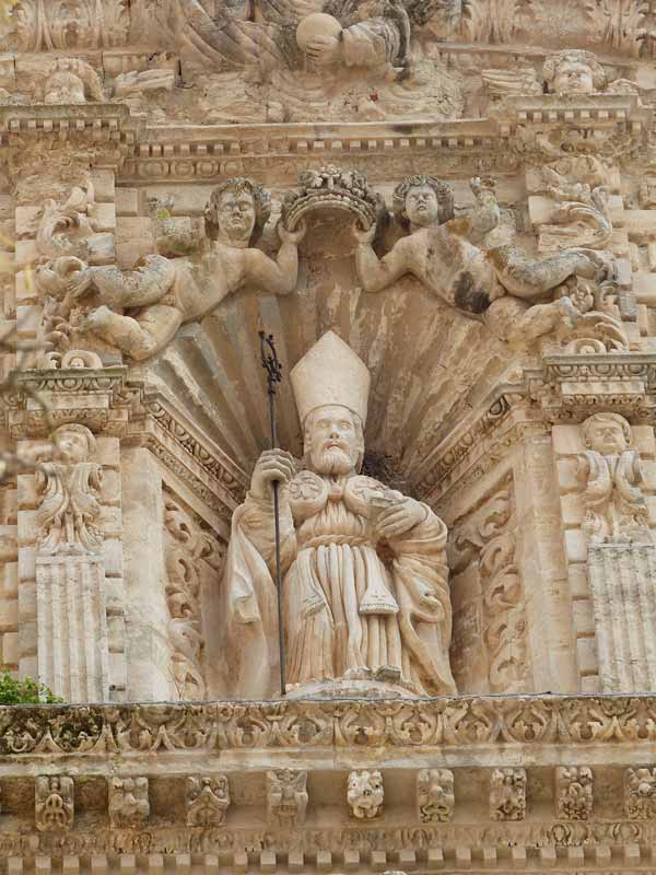 S. Nicola de Bari sur la façade de la
                      cathédrale