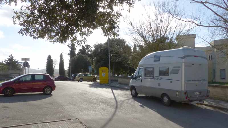 Bivouac à
                  Ittiri devant l'hôpital