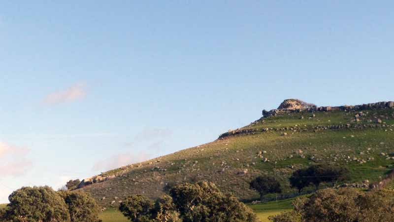 Vallée des Nuraghi : nuraghe au-dessus de
                  laroute