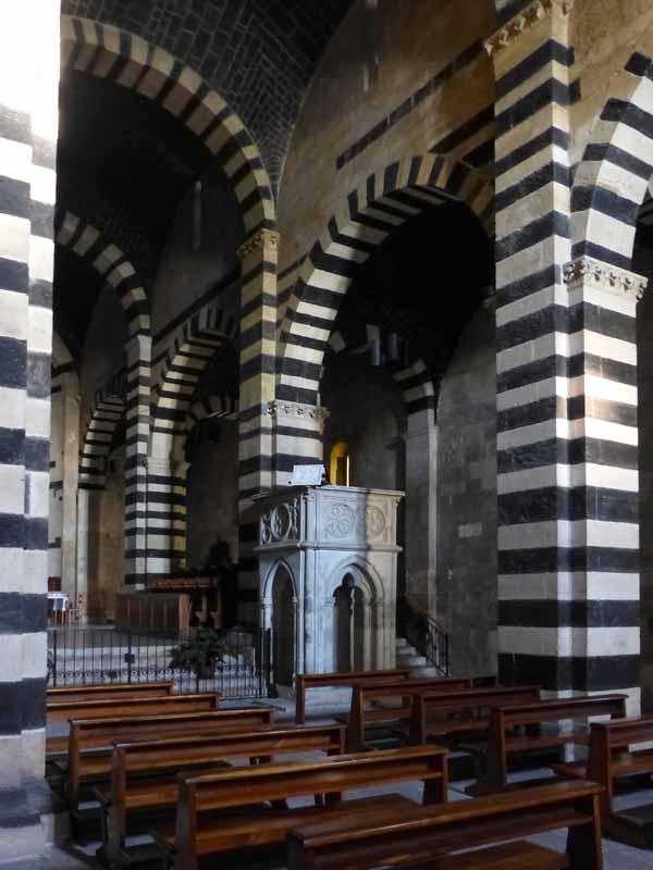 San-Pietro-di-Sorres-chaire