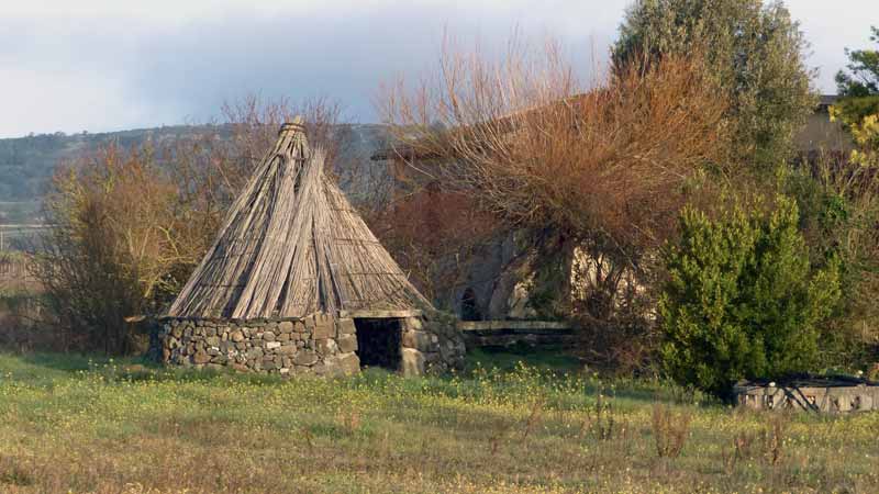 Nuraghe-di-Santu-Antine-reproduction-de-hutte-nuragique