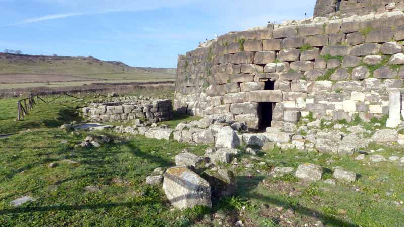 Nuraghe-di-Santu-Antine : poste de garde exterieur et
            porte sud