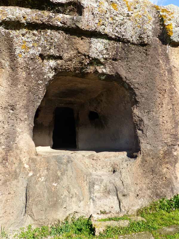 Entrée d'une tombe creusée dans la falaise