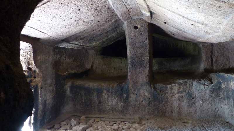 Tombe de San'Andrea-Priu : plafond en forme de toit de
          cabane nuragique