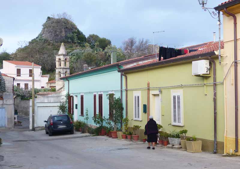 Padria : une rue et Santa-Croce au crépuscule