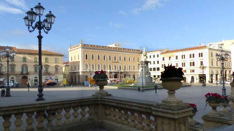 Piazza d'Italia : le palazzo Giordano
                  (1878-néogothique)