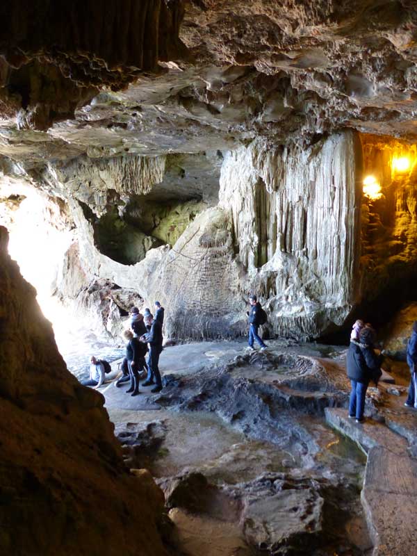 L'entrée de la Grotto di Nettuno devant la mer