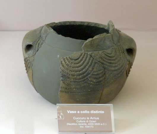 Vase à col relevé du néolithique moyen (4000-3500
                av. JC)