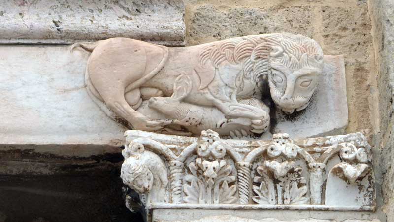 Le lion droit sur le linteau du portail de Santa
              giusta
