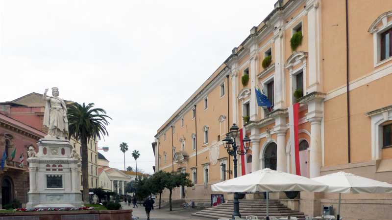 Piazza Eleonora d'Arborea et Municipio